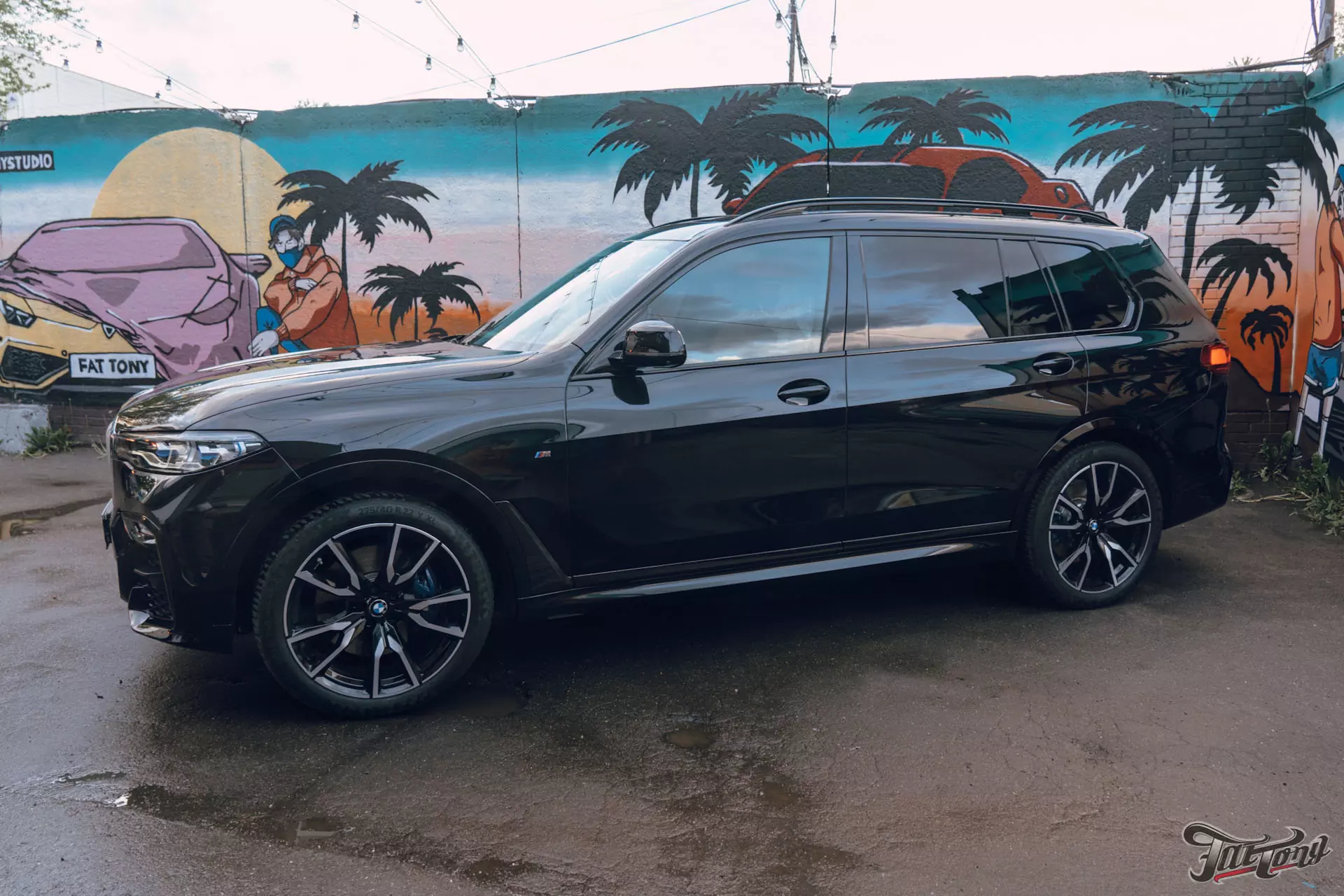 BMW X7. Оклейка кузова в глянцевый полиуретан
